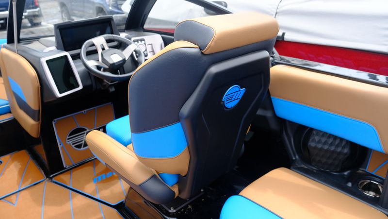 USED 2022 MALIBU 23 LSV Image 6
