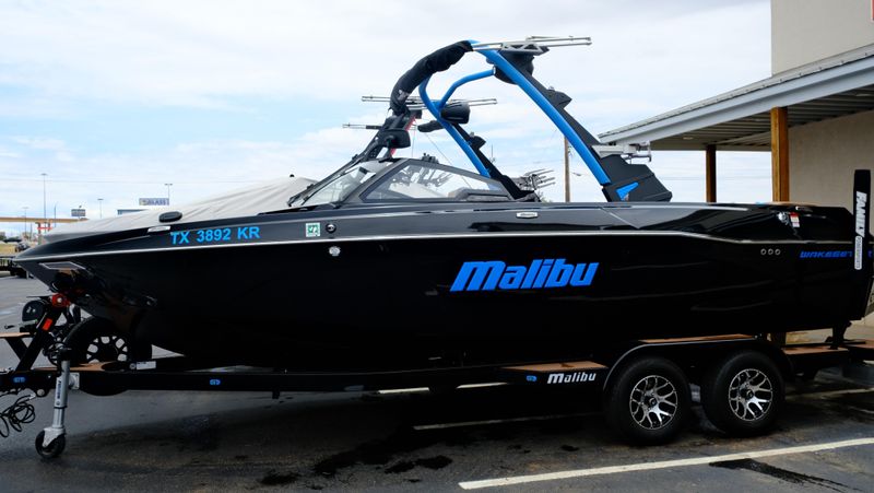 USED 2022 MALIBU 23 LSV Image 1