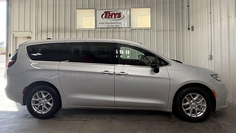 New 2026 Chrysler Pacifica SelectImage 2