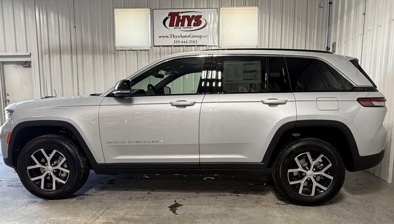 New 2025 Jeep Grand Cherokee Limited 4x4Image 17