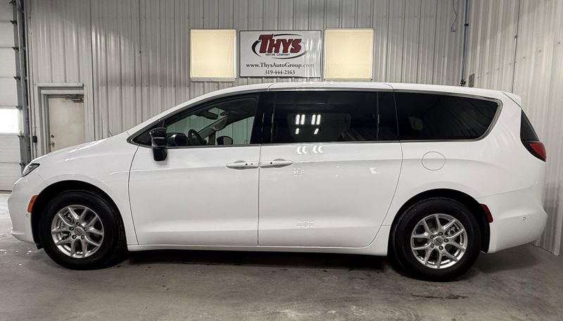 Used 2024 Chrysler Pacifica Touring LImage 14