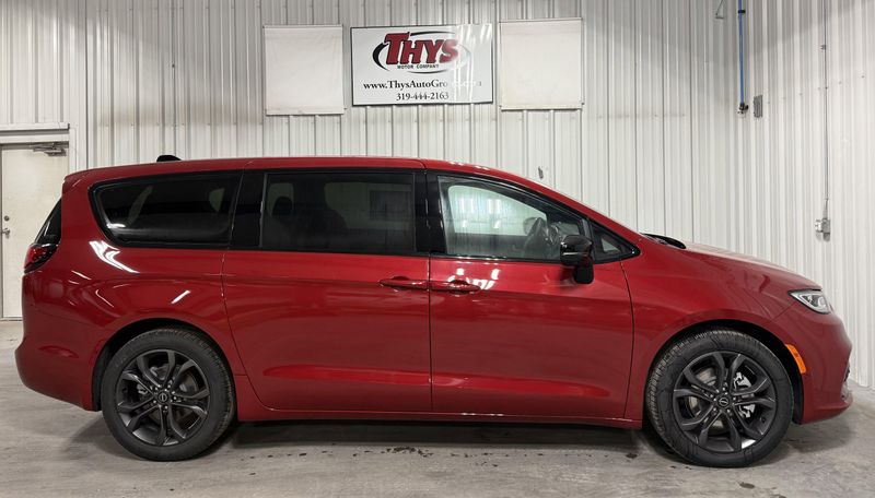 New 2026 Chrysler Pacifica SelectImage 2