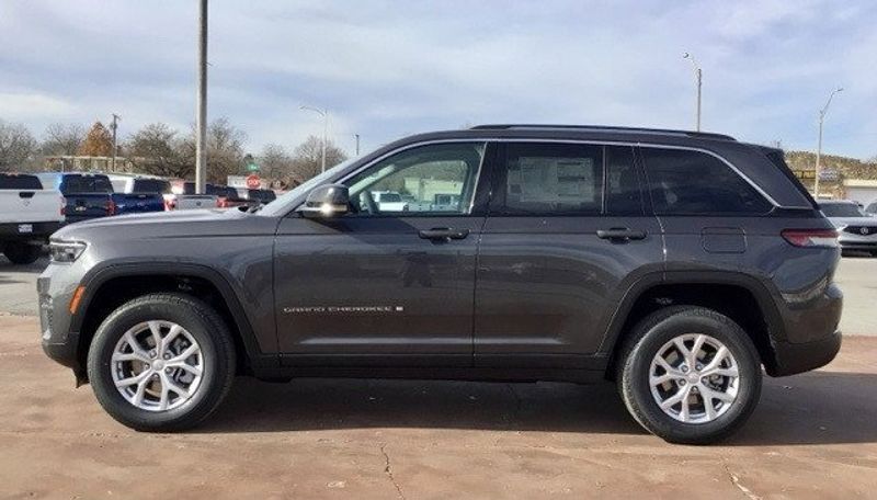 2024 Jeep Grand Cherokee Limited 4x4 in a Baltic Gray Metallic Clear Coat exterior color and Global Blackinterior. Matthews Chrysler Dodge Jeep Ram 918-276-8729 cyclespecialties.com 