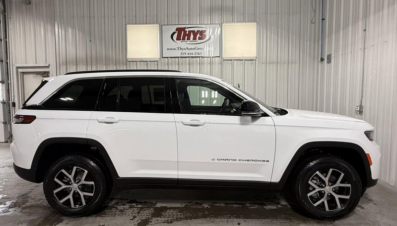New 2025 Jeep Grand Cherokee Limited 4x4Image 2