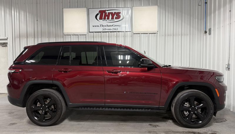 Used 2024 Jeep Grand Cherokee AltitudeImage 2