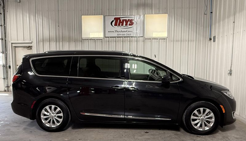 Used 2018 Chrysler Pacifica Touring LImage 2