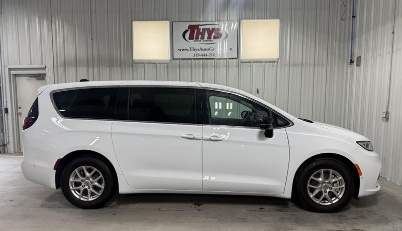 Used 2024 Chrysler Pacifica Touring LImage 2