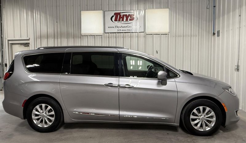 Used 2019 Chrysler Pacifica Touring LImage 2