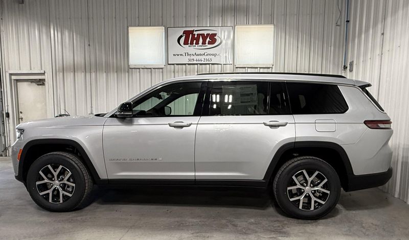 New 2025 Jeep Grand Cherokee L Limited 4x4Image 16