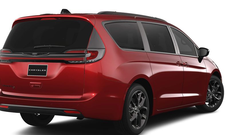 2024 Chrysler Pacifica Touring LImage 2