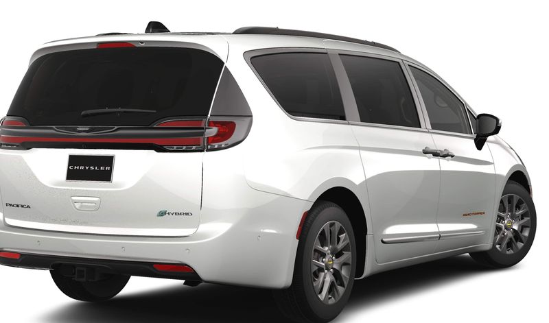 2024 Chrysler Pacifica Plug-in Hybrid Road TripperImage 2