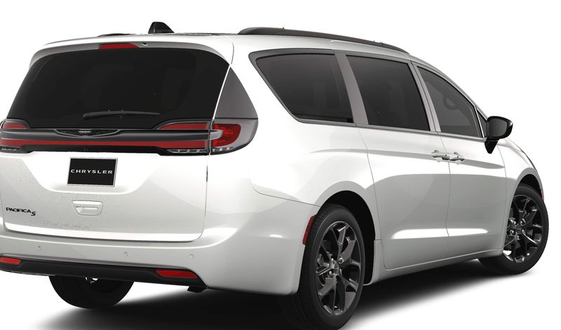2024 Chrysler Pacifica Touring LImage 2
