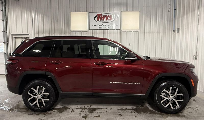 New 2025 Jeep Grand Cherokee Limited 4x4Image 2