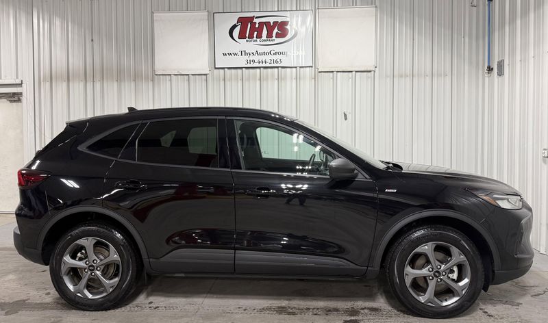 2025 Ford Escape ST-Line photo 2