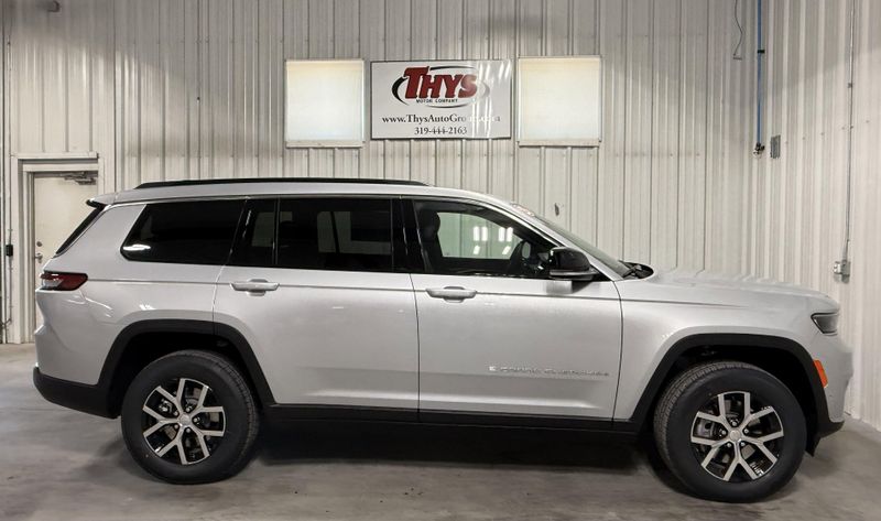 New 2025 Jeep Grand Cherokee L Limited 4x4Image 2