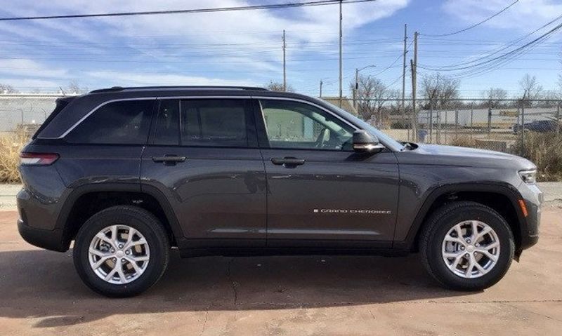 2024 Jeep Grand Cherokee Limited 4x4 in a Baltic Gray Metallic Clear Coat exterior color and Global Blackinterior. Matthews Chrysler Dodge Jeep Ram 918-276-8729 cyclespecialties.com 