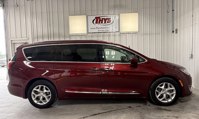 Used 2018 Chrysler Pacifica Touring LImage 2