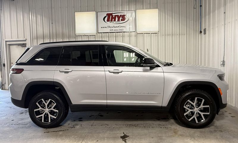 New 2025 Jeep Grand Cherokee Limited 4x4Image 2