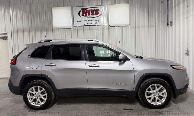 Used 2018 Jeep Cherokee Latitude PlusImage 2