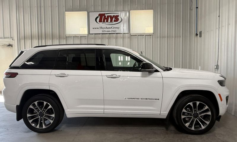 Used 2023 Jeep Grand Cherokee OverlandImage 2