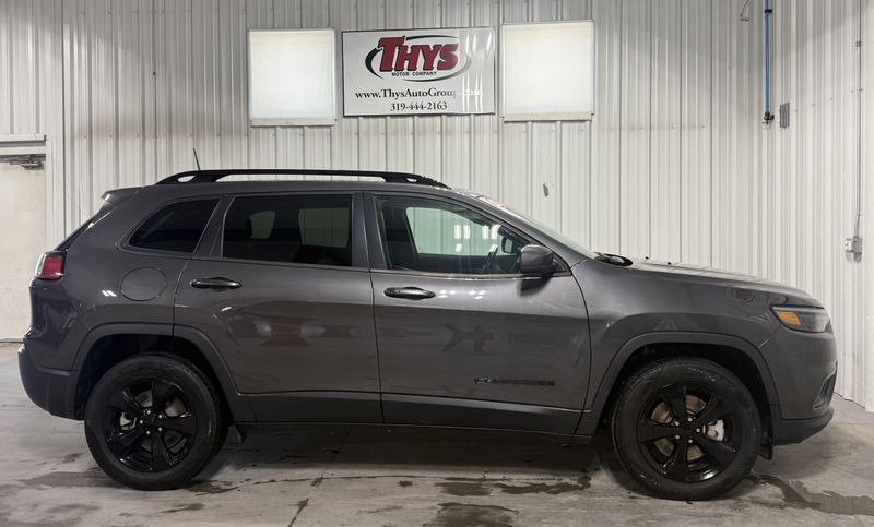 Used 2020 Jeep Cherokee AltitudeImage 2