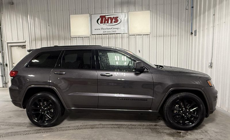 Used 2021 Jeep Grand Cherokee Laredo XImage 2