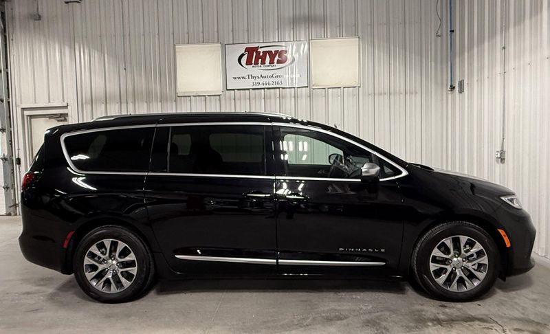 Used 2024 Chrysler Pacifica Hybrid PinnacleImage 2
