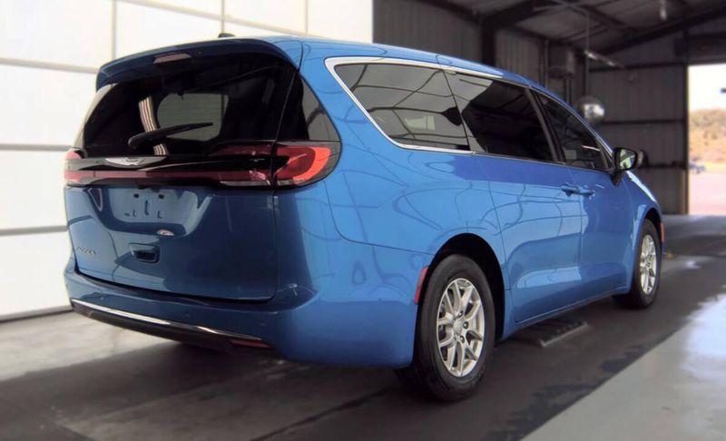 Used 2026 Chrysler Pacifica Select 4dr Mini VanImage 3