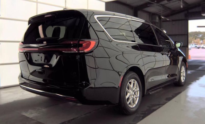Used 2026 Chrysler Pacifica Select 4dr Mini VanImage 3