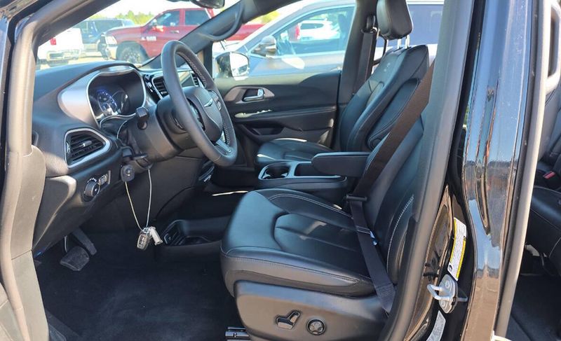 Used 2026 Chrysler Pacifica Select 4dr Mini VanImage 5