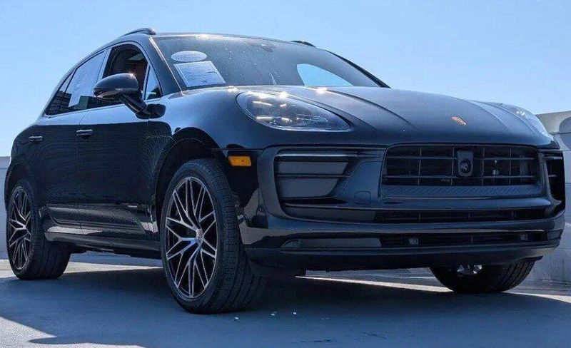 2023 Porsche Macan T photo 4