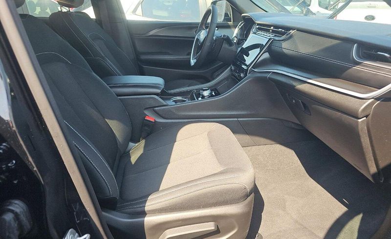 2024 Jeep Grand Cherokee Laredo photo 3