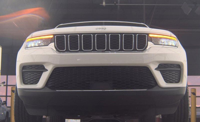 2024 Jeep Grand Cherokee Laredo photo 2