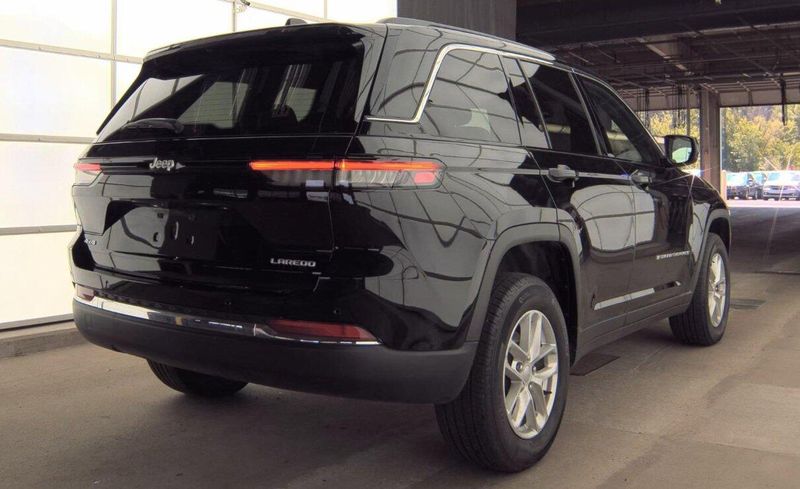 2024 Jeep Grand Cherokee Laredo photo 2