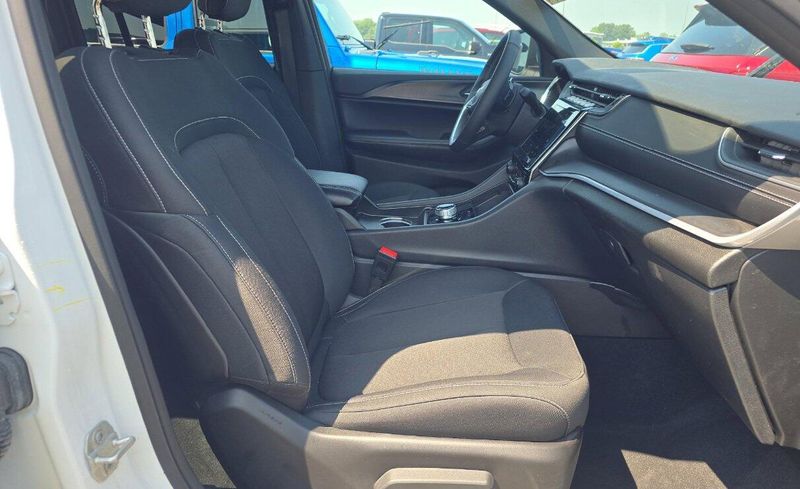 2024 Jeep Grand Cherokee Laredo photo 4