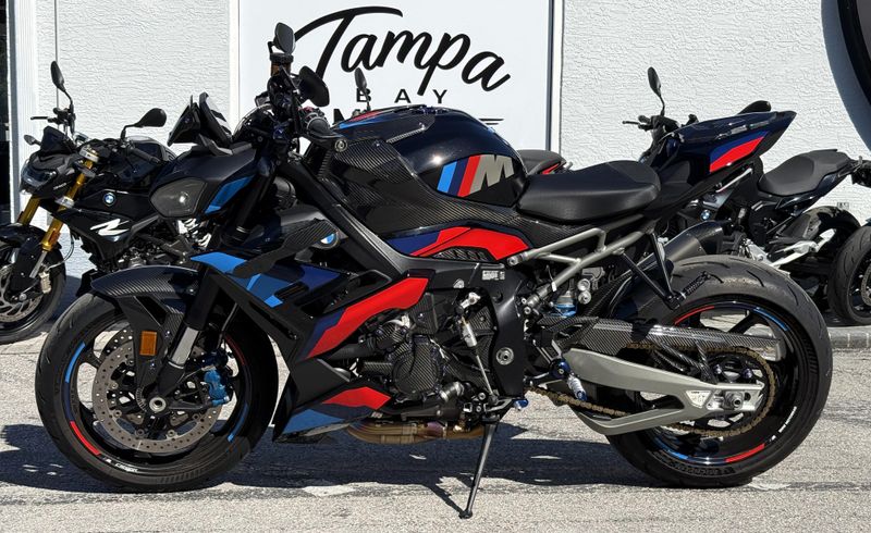 2025 BMW M 1000 R