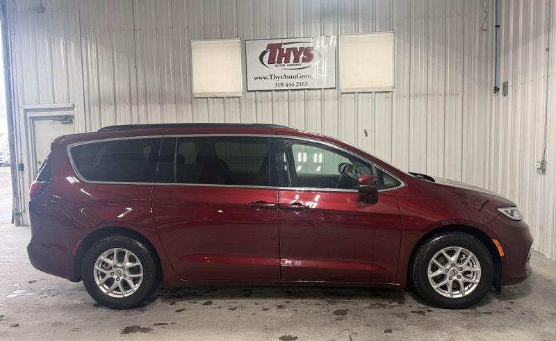 Used 2022 Chrysler Pacifica Touring LImage 2