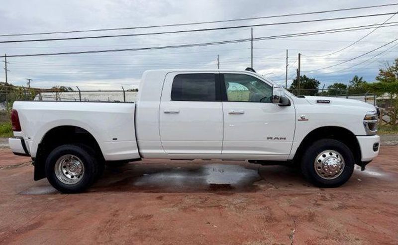 New 2027 RAM 3500 LaramieImage 4