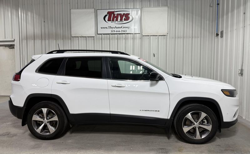 Used 2022 Jeep Cherokee LimitedImage 2