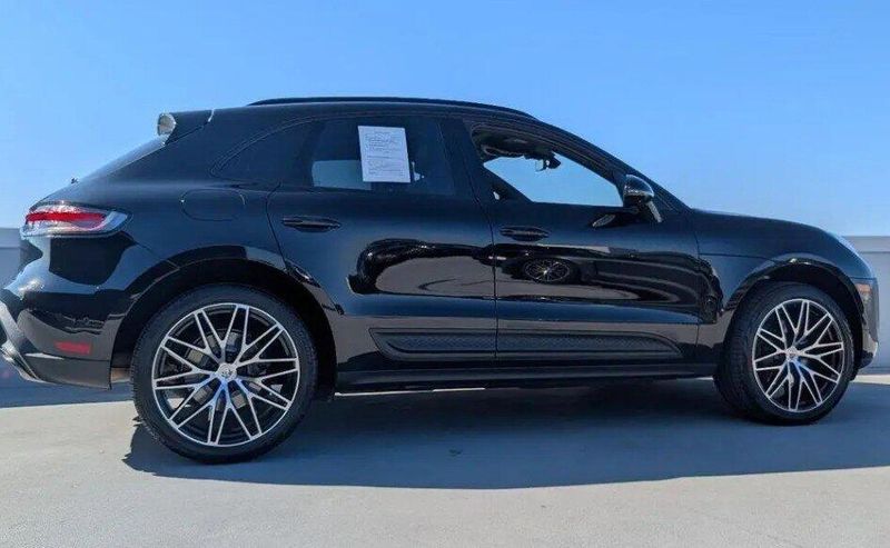 2023 Porsche Macan T photo 3