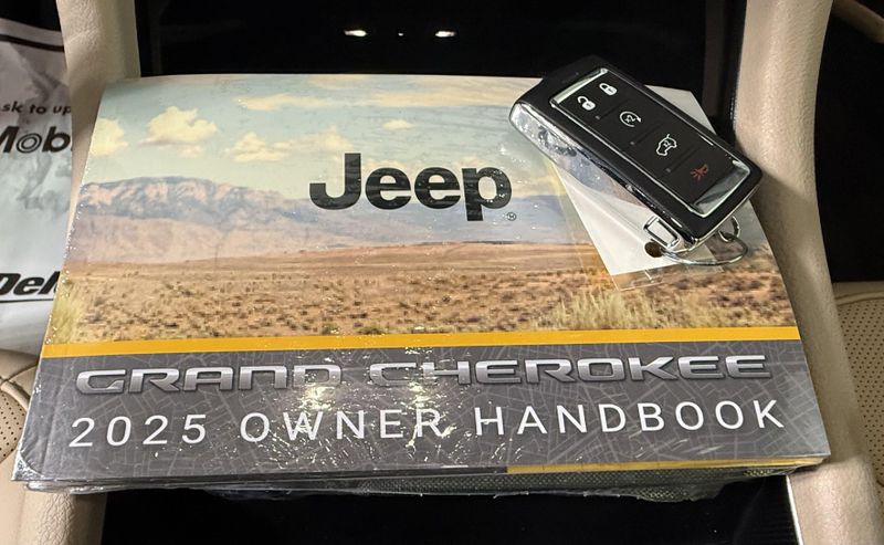 New 2025 Jeep Grand Cherokee Limited 4x4Image 27