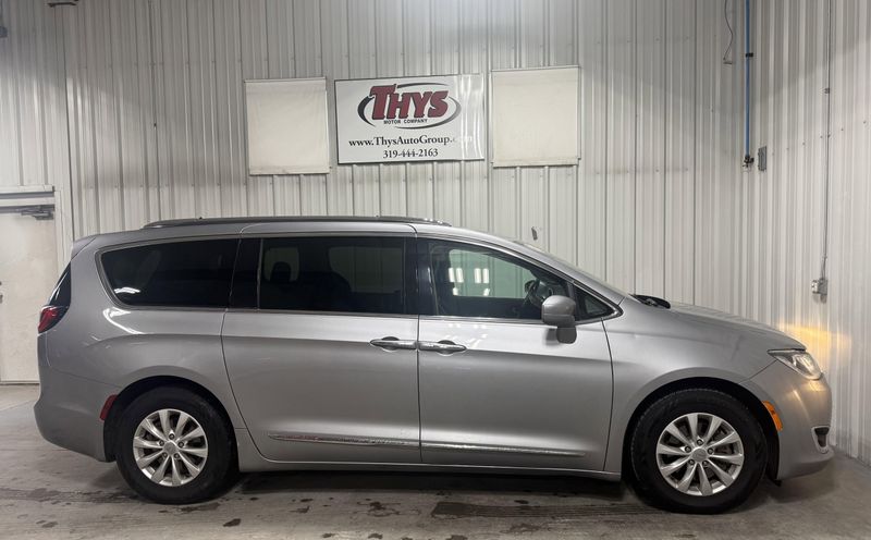 Used 2018 Chrysler Pacifica Touring LImage 2