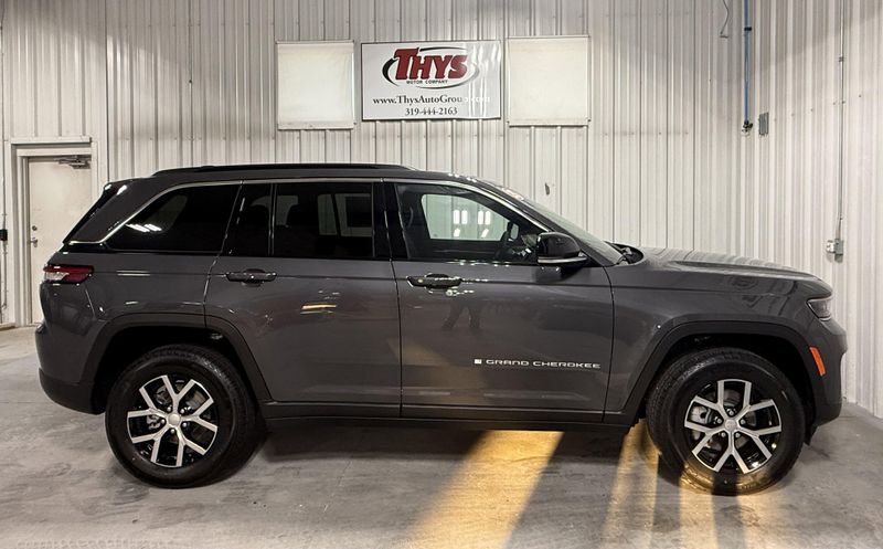 New 2025 Jeep Grand Cherokee Limited 4x4Image 2