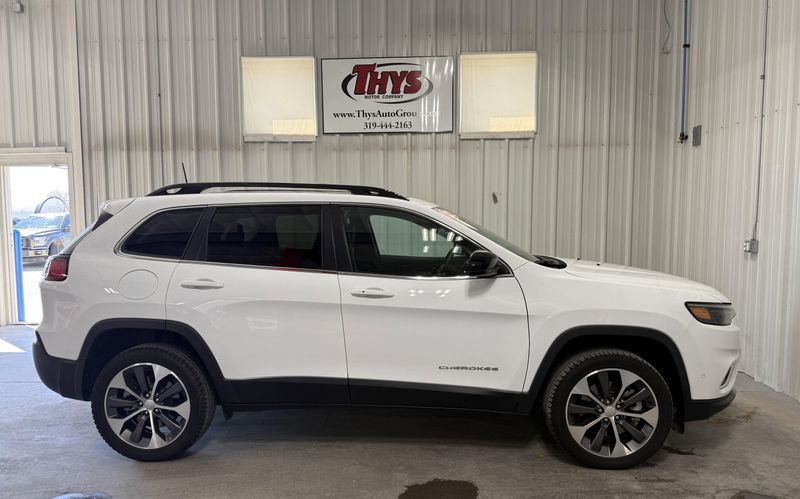 Used 2022 Jeep Cherokee LimitedImage 2