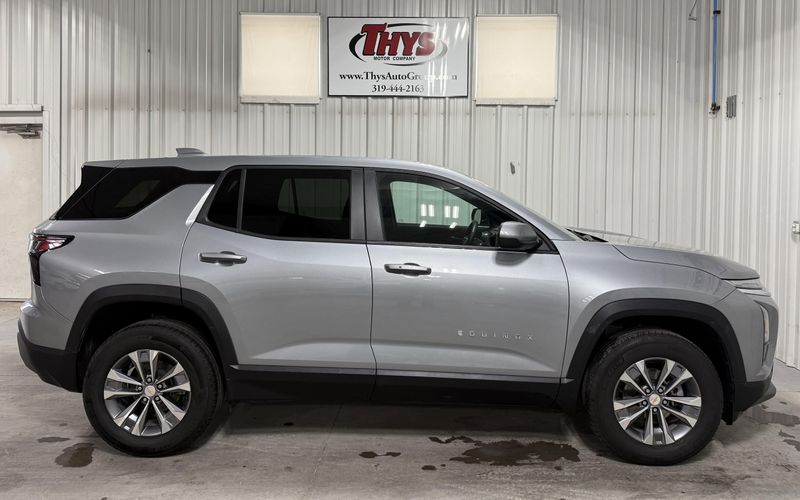 Used 2025 Chevrolet Equinox AWD LTImage 2