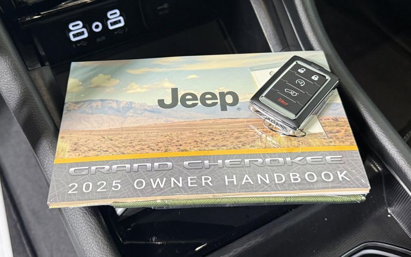 New 2025 Jeep Grand Cherokee L Limited 4x4Image 24