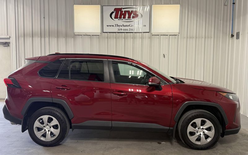 Used 2019 Toyota RAV4 LEImage 2