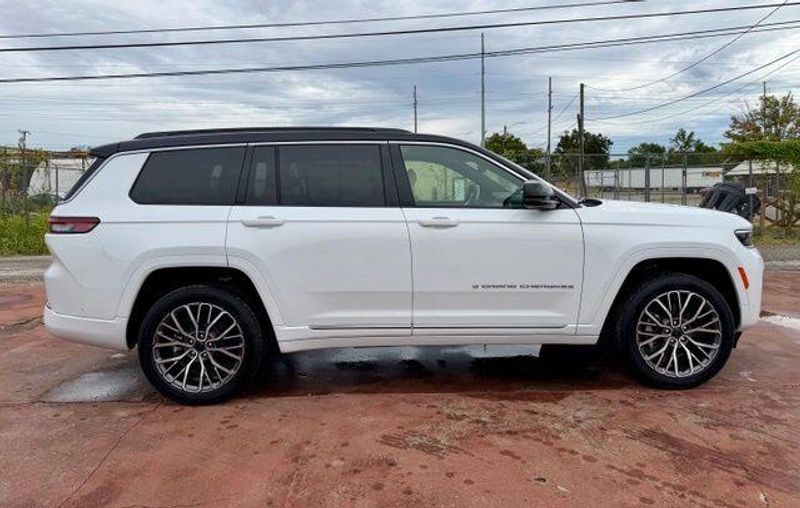 New 2027 Jeep Grand Cherokee L Summit 4x4Image 4