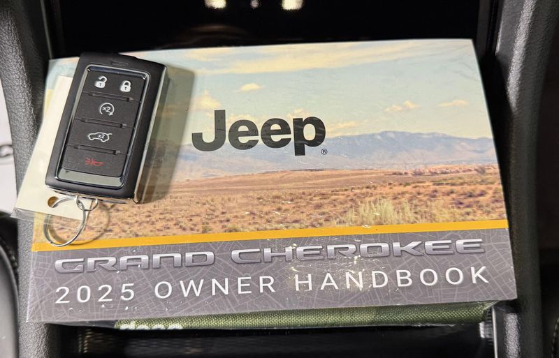 New 2025 Jeep Grand Cherokee L Altitude 4x4Image 22