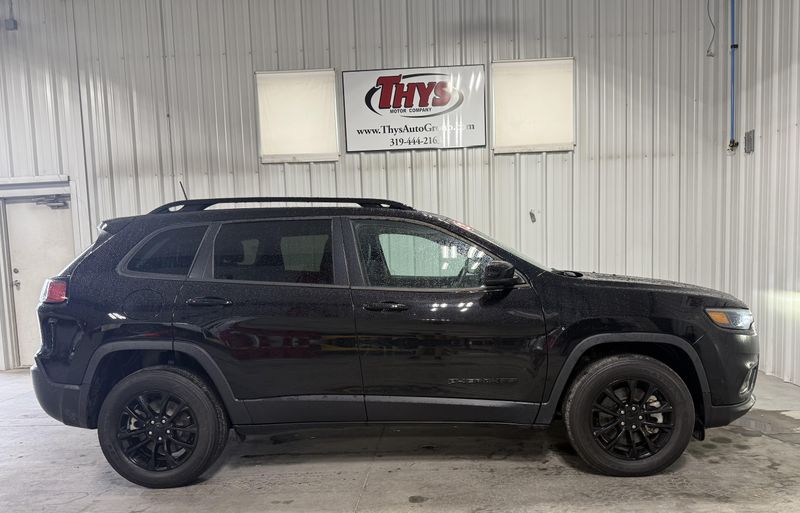 Used 2023 Jeep Cherokee Altitude LuxImage 2